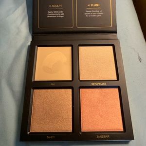 Huda Beauty 3D highlighter palette